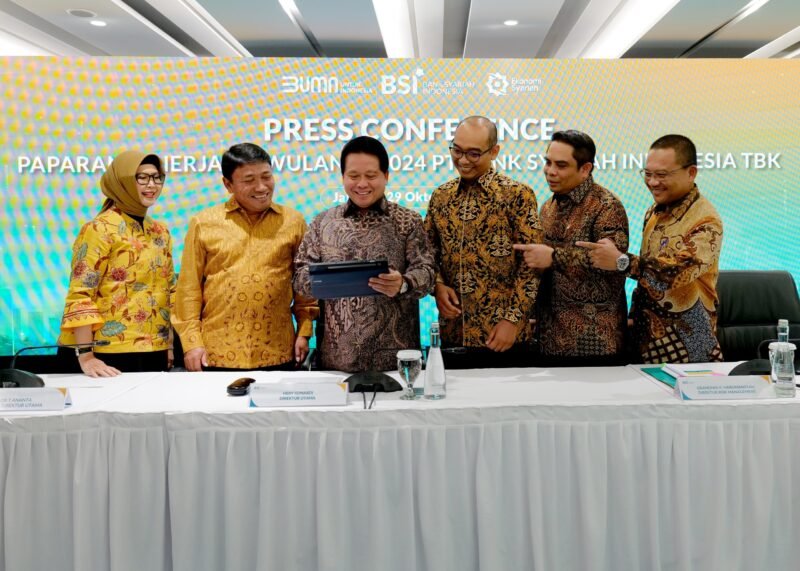 Paparan disampaikan oleh Direktur Compliance and Human Capital BSI Tribuana Tunggadewi, Wakil Direktur Utama BSI Bob T.Ananta, Direktur Utama BSI Hery Gunardi (tengah), Direktur Risk Management BSI Grandhis H. Harumansyah, Direktur Sales & Distribution BSI Anton Sukarna, dan Direktur Information Technology BSI Saladin D. Effendi di Kantor Pusat BSI, Gedung The Tower Jakarta.