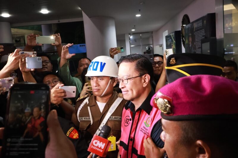 Mantan Menteri Perdagangan, Thomas Trikasih Lembong alias Tom Lembong Digelandang menuju mobil tahanan Kejaksaan Agung. Tom Lembong langsung ditahan usai ditetapkan sebagai tersangka kasus korupsi impor gula di Kementerian Perdagangan 2015-2016. (Foto: Inilah.com/Ho-Kejagung)