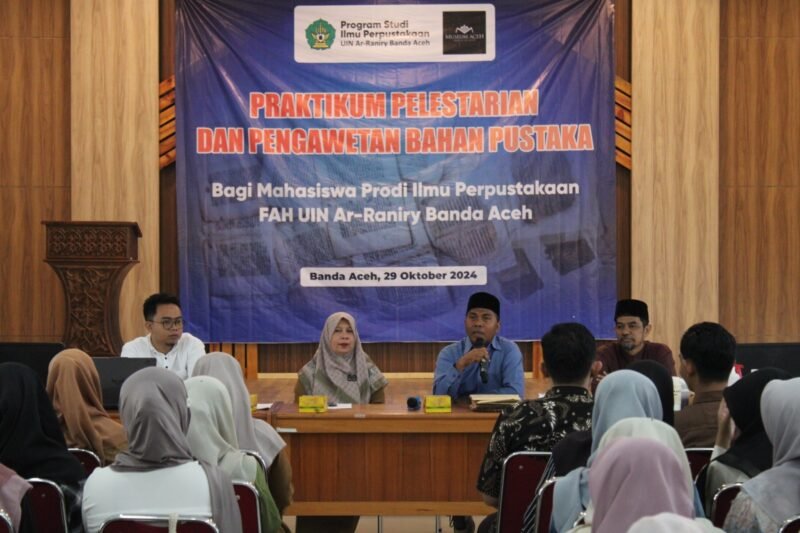 Mahasiswa UIN Ar-Raniry Ikuti Praktikum Pelestarian dan Pengawetan Bahan Pustaka