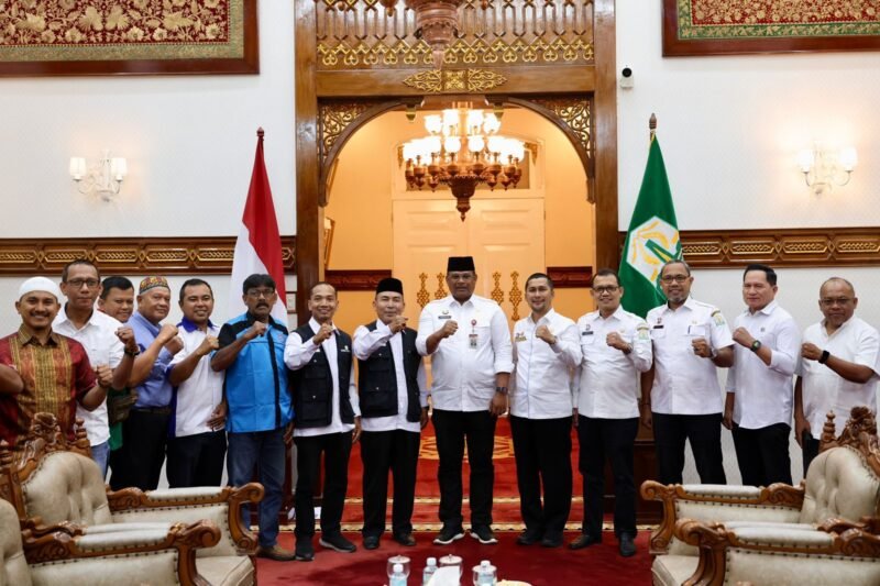 Pj Gubernur Aceh Safrizal Menerima Audiensi Aliansi Buruh Aceh di pendopo Gubernur Aceh, Rabu (30/10/2024).